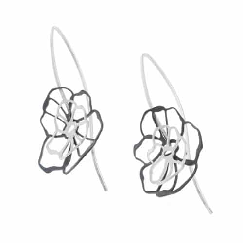 Deco Echo øreringe med lette blomster i matteret og oxideret sølv