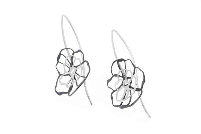 Deco Echo øreringe med lette blomster i matteret og oxideret sølv