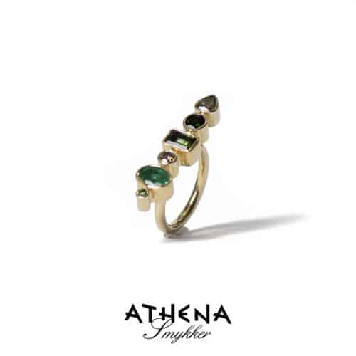 Unika guld ring med grønne ædelsten på række