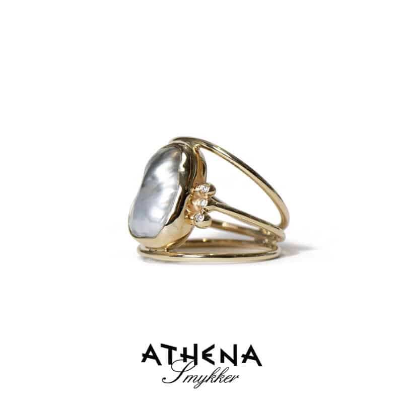 Tredelt guld ring med tahiti perle og tre små brillanter