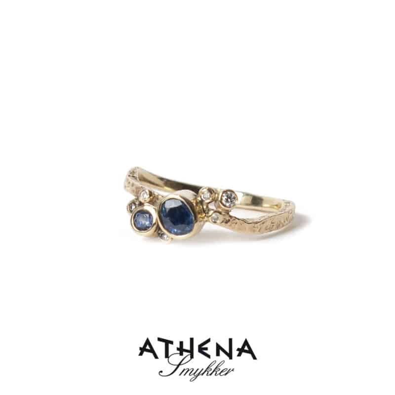 guld ring med blå safirer og brillanter