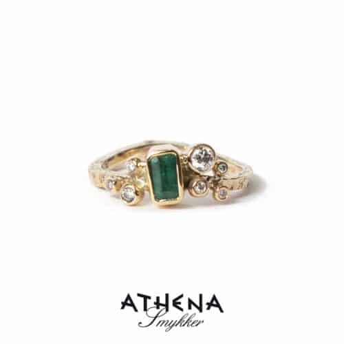 Guld ring med smaragd og brillanter