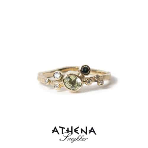 Guld ring med grønne safirer og brillanter