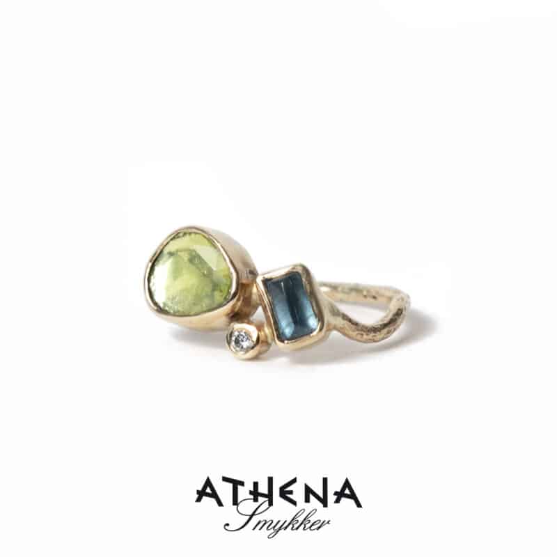 lille guld ring med blå og grøn turmalin og brillant