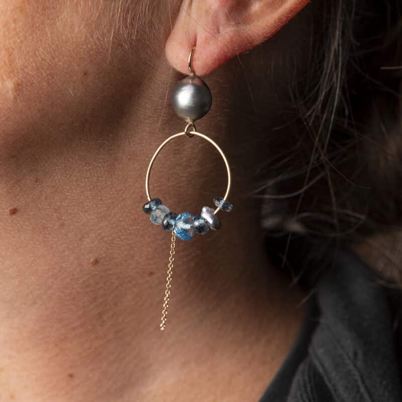 Single ørering med blå ædelsten og tahiti perle
